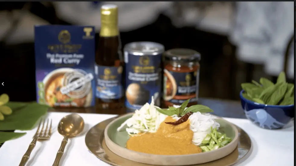 rice-noodles-with-chicken-red-curry-kanom-jeen